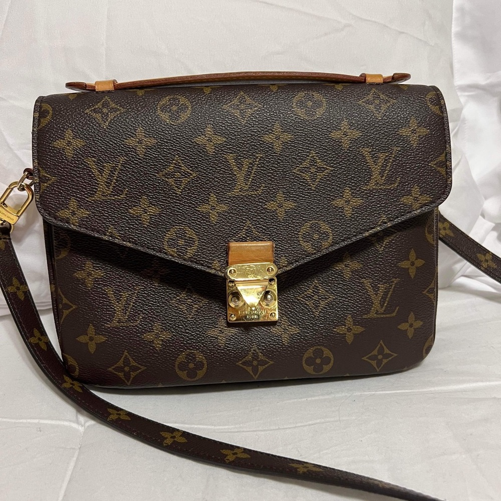 Louis Vuitton Pochette Métis Bag